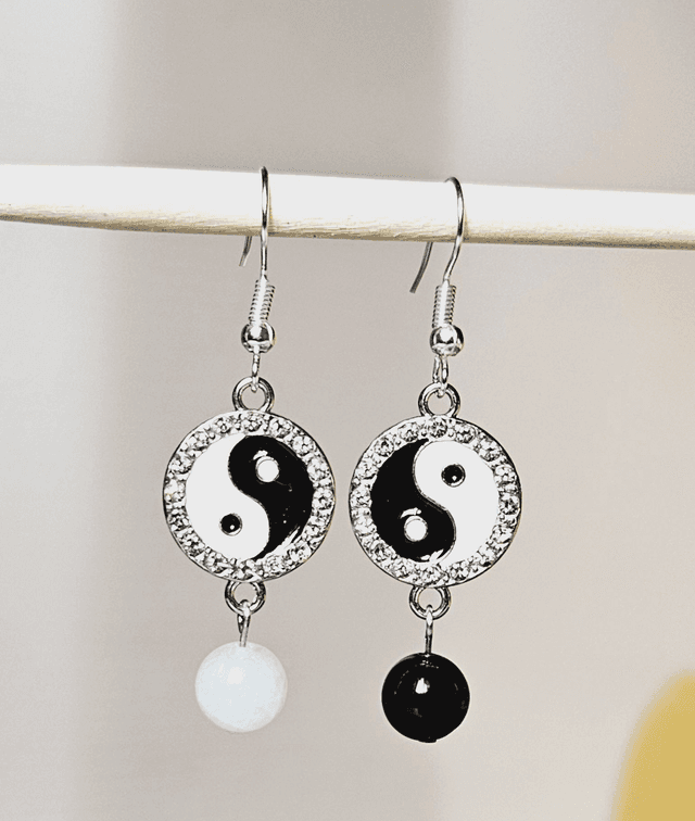 Boucles d&#039;oreilles &quot; YIN &amp; YANG &quot; Tourmaline noire et pierre de lune